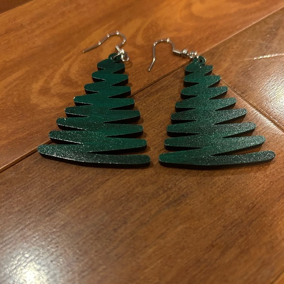 Wooden Christmas tree earns in forest green color - Picture 1 of 3